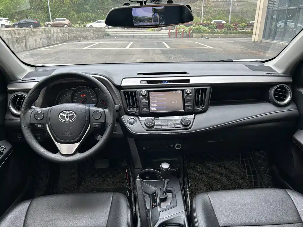 Toyota RAV4 2019 — фото 11