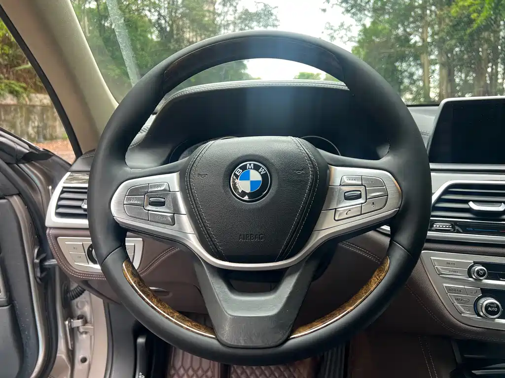 BMW 7 Series 2017 — фото 15