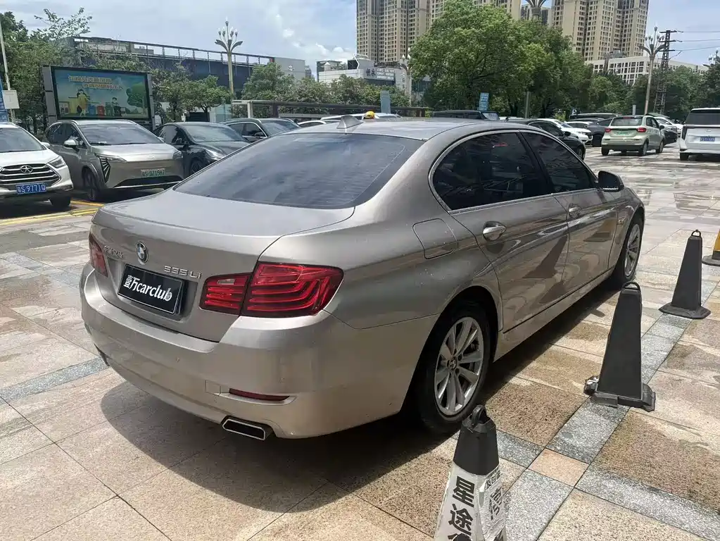 BMW 5 Series 2017 — фото 10