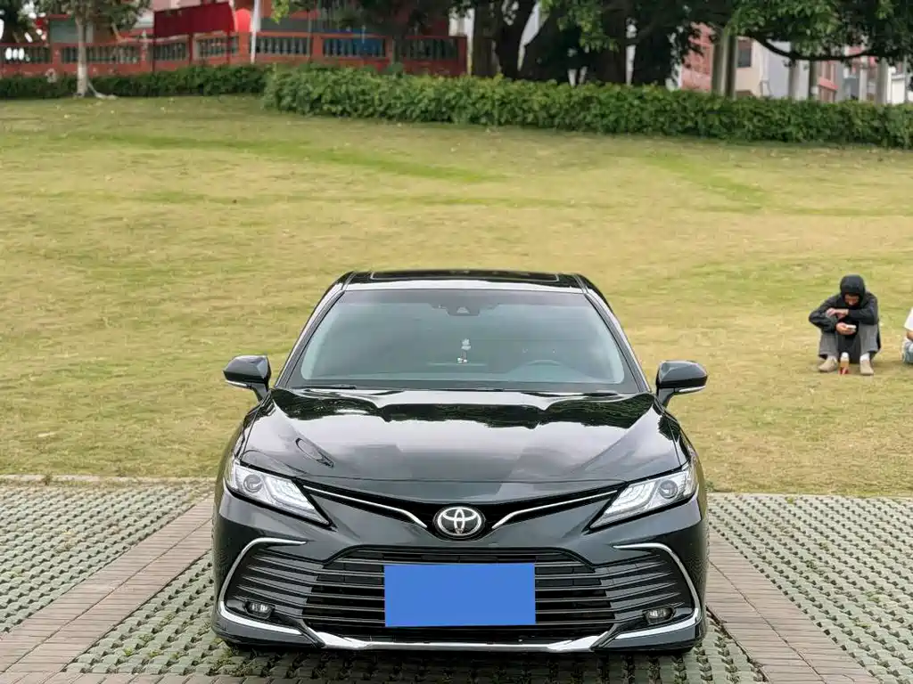 Toyota Camry 2023 — фото 2