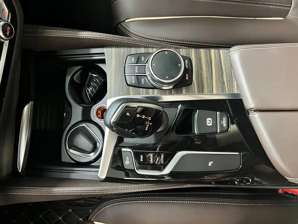BMW 5 Series 2018 — фото 10