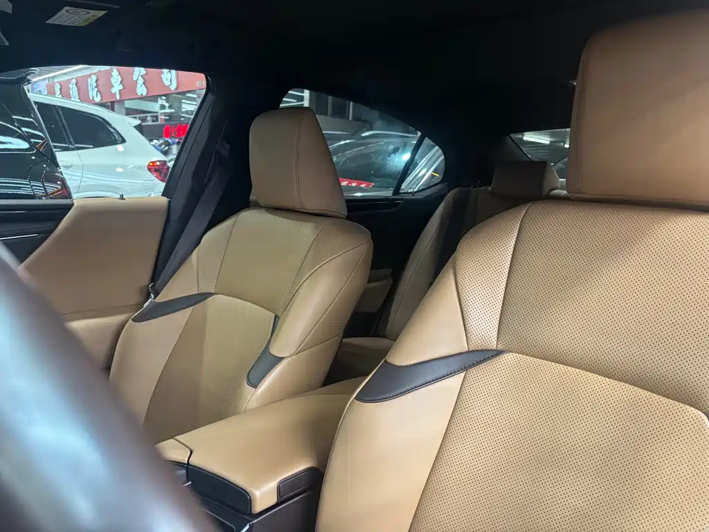 Lexus ES 2020 — фото 17