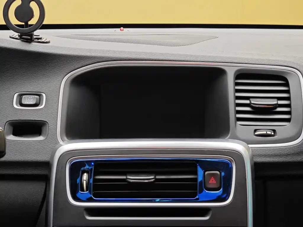 Volvo S60 2017 — фото 15