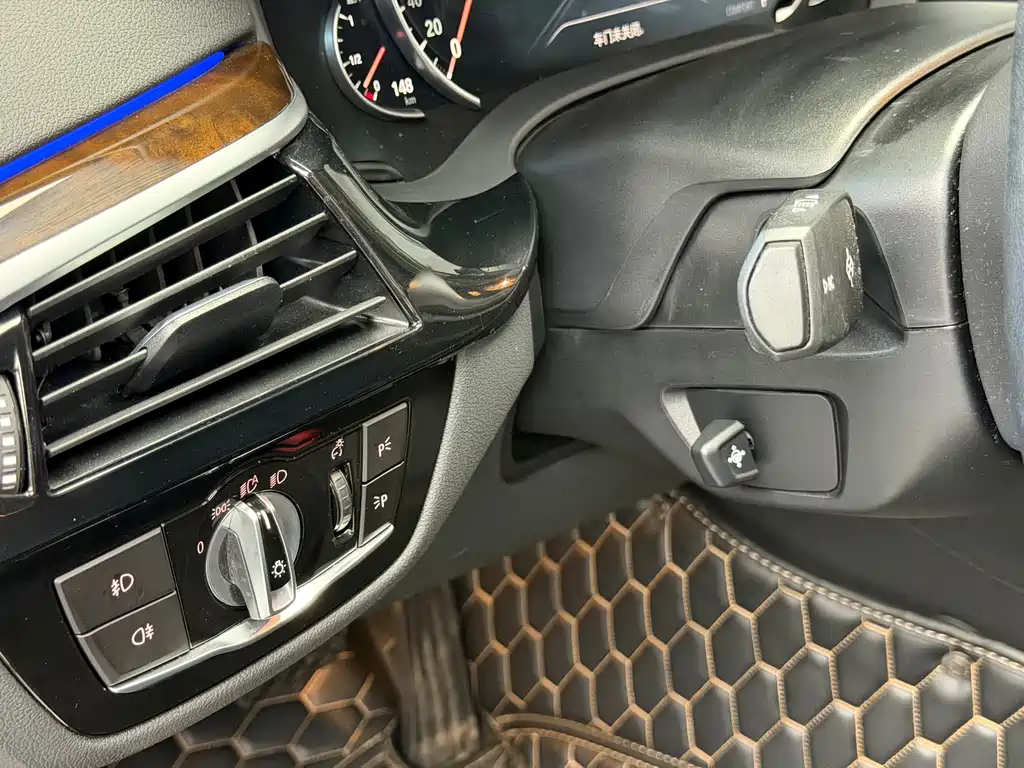 BMW 5 Series 2018 — фото 10
