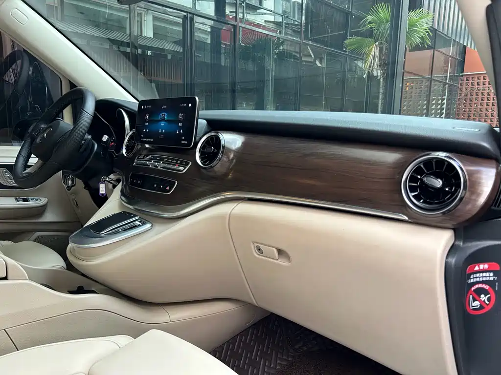 Mercedes-Benz V-Class 2024 — фото 18