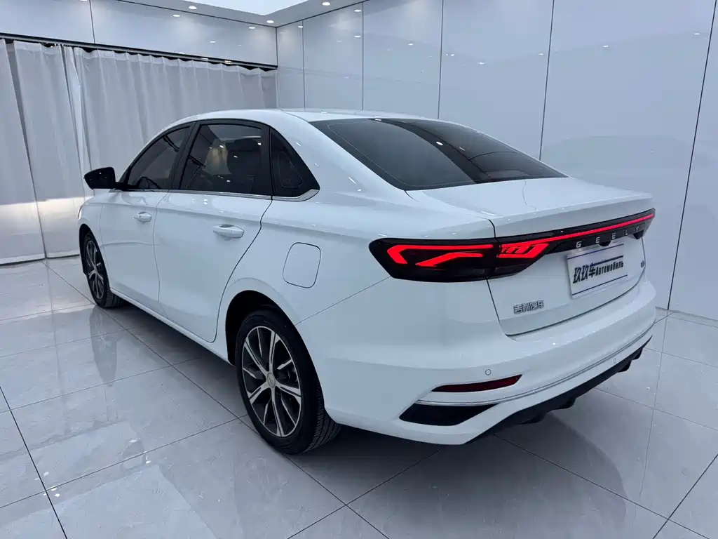 Geely Emgrand 2022