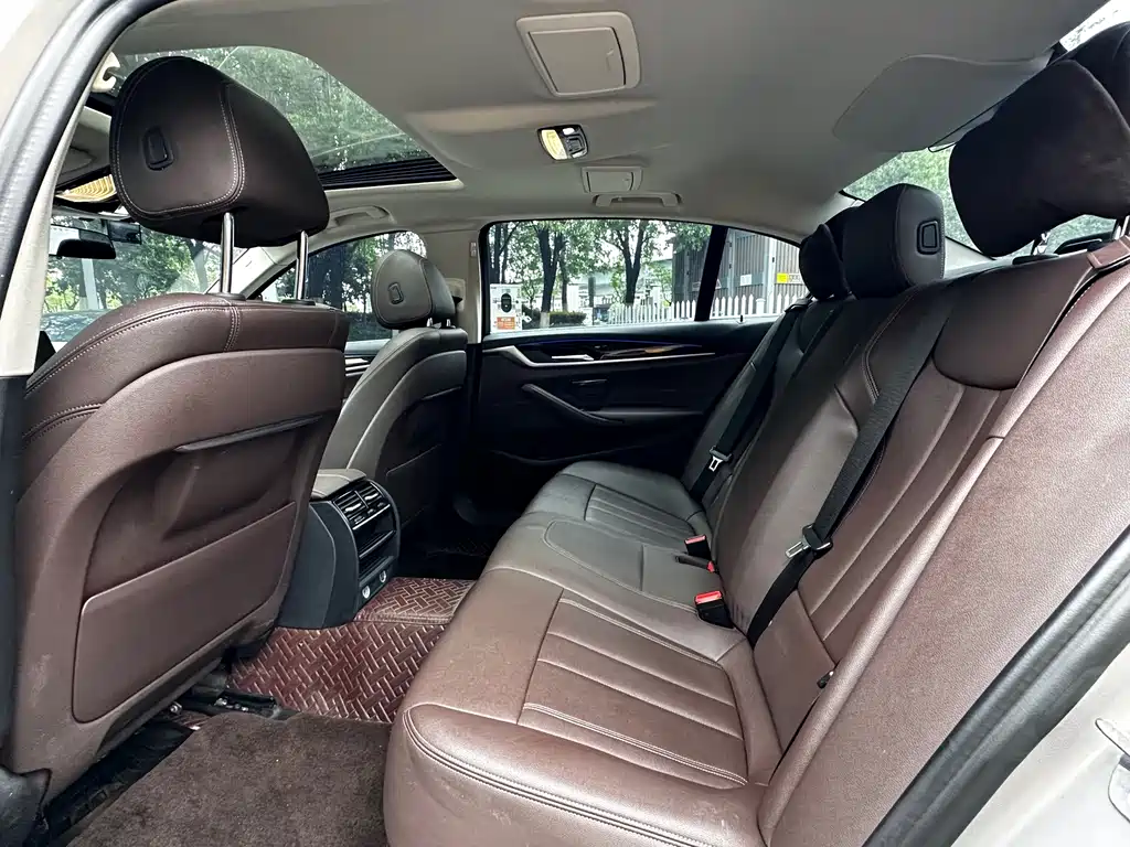 BMW 5 Series 2019 — фото 10