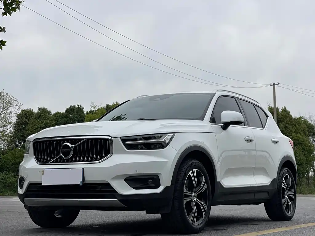 Volvo XC40 2021 — фото 1