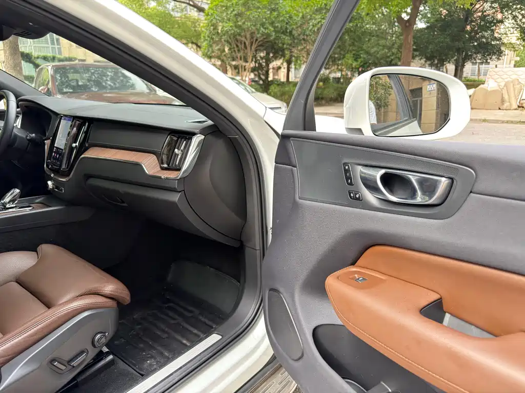Volvo XC60 2022 — фото 13