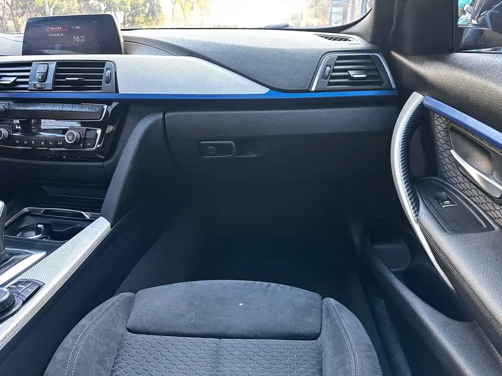 BMW 3 Series 2018 — фото 12