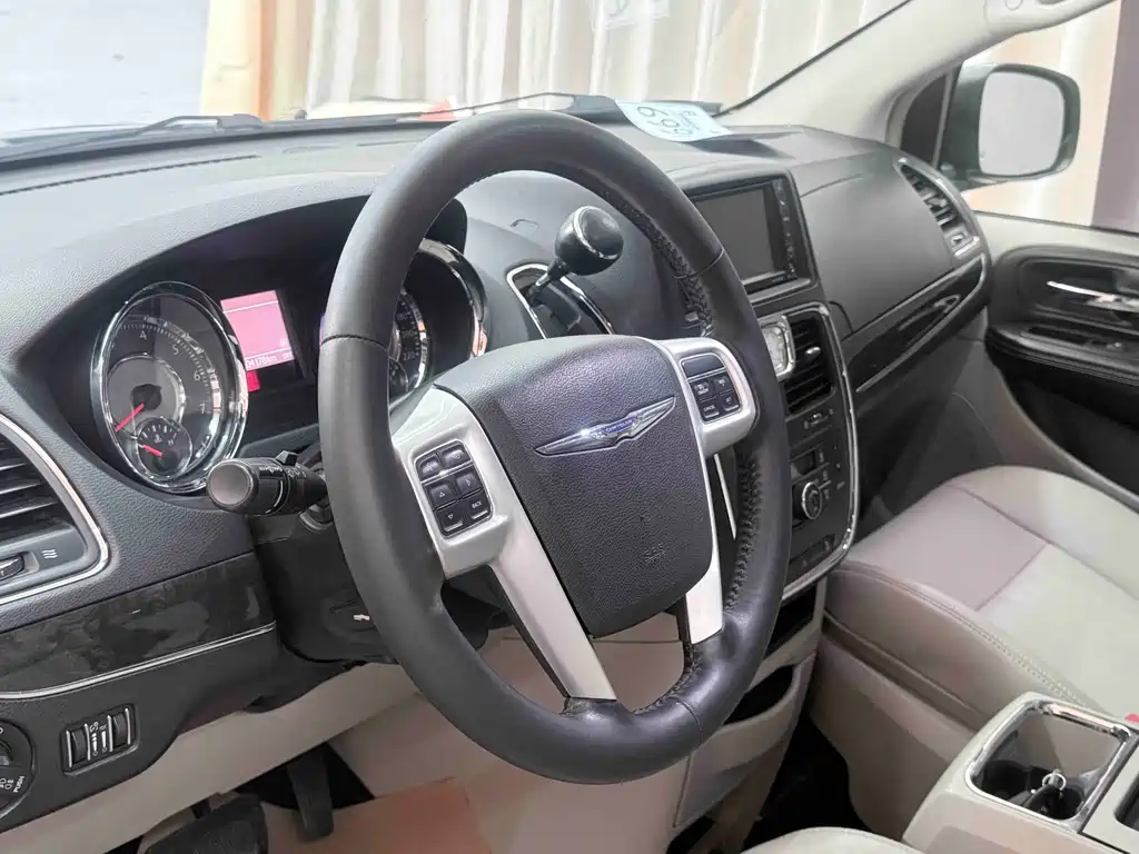 Chrysler Grand Voyager 2015 — фото 15