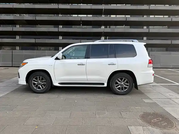 Lexus LX 2011