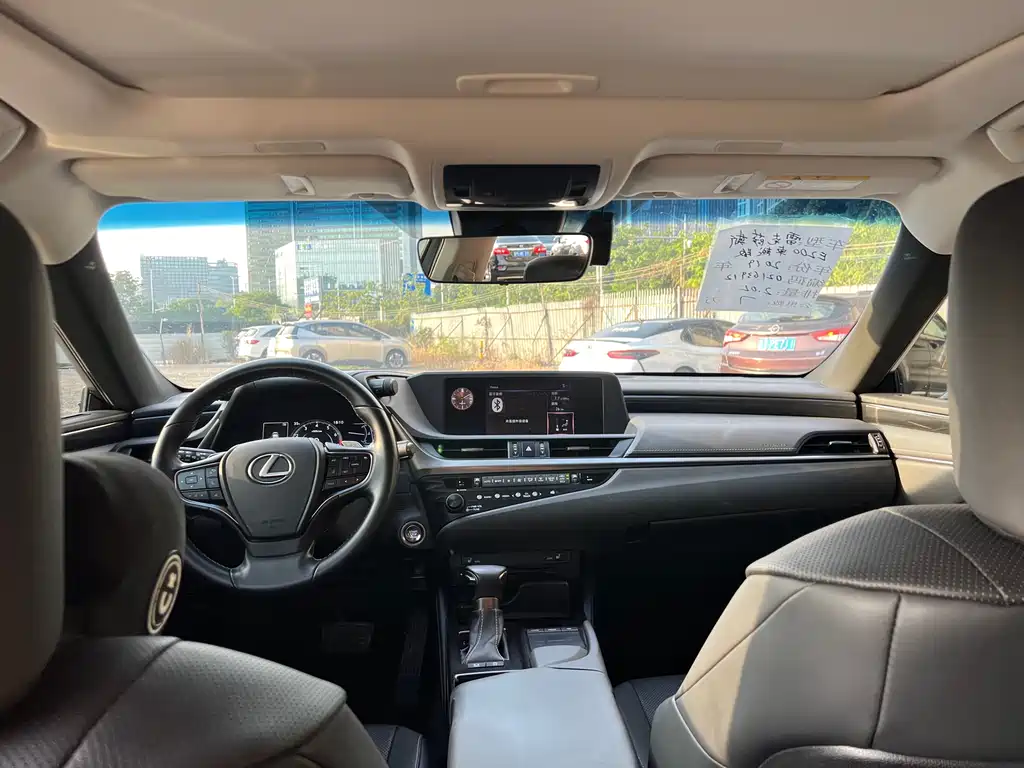 Lexus ES 2019 — фото 15