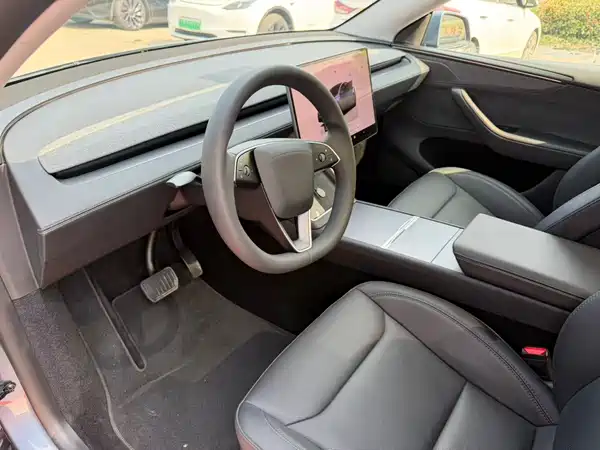 Tesla Model Y 2025