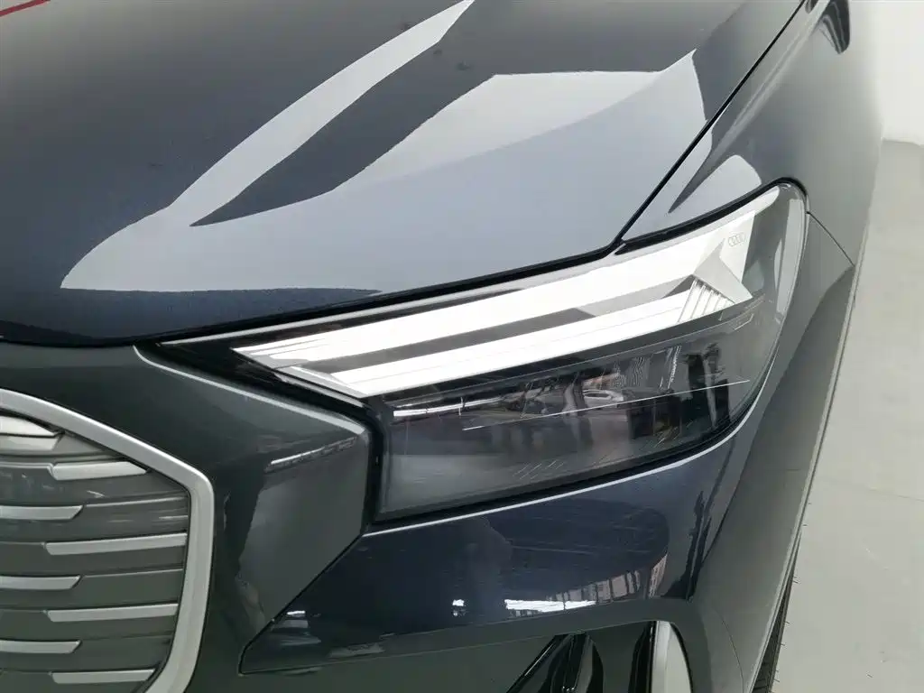 Audi Q4 e-tron 2023 — фото 7
