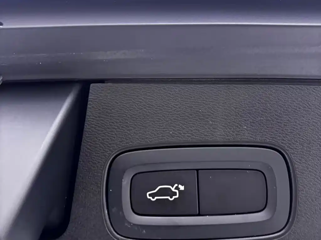 Volvo XC60 2022 — фото 12