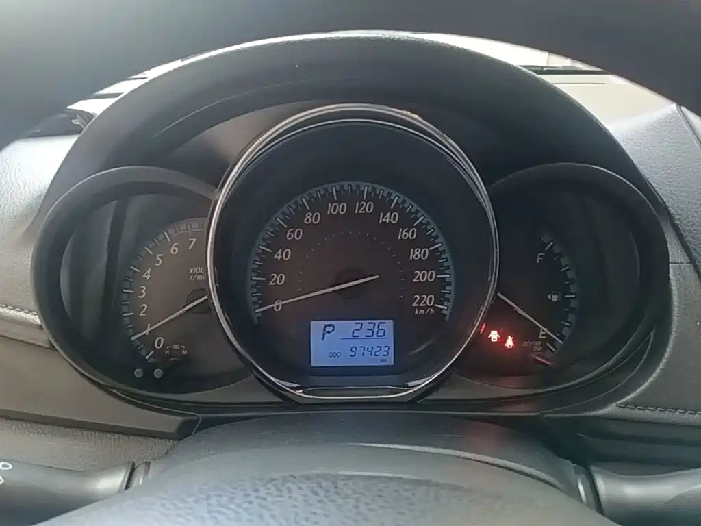 Toyota Yaris L 2016 — фото 12