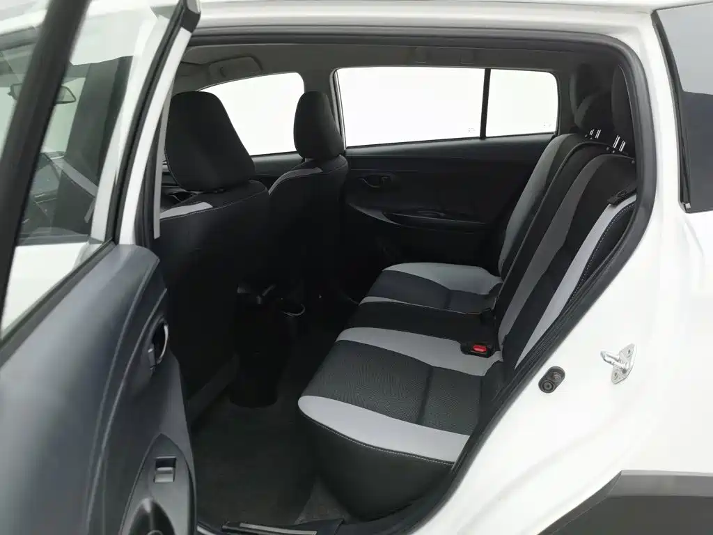 Toyota Yaris L 2021 — фото 15