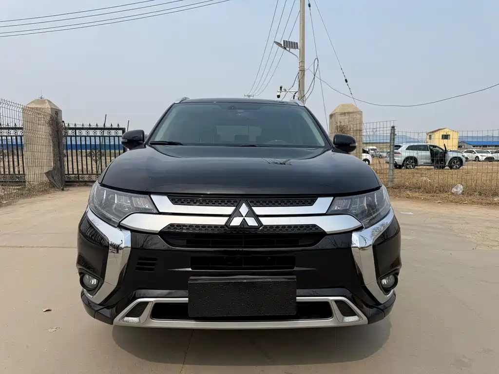Mitsubishi Outlander 2022 — фото 2