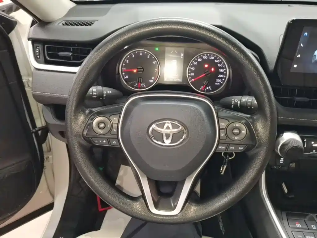 Toyota RAV4 2023 — фото 11