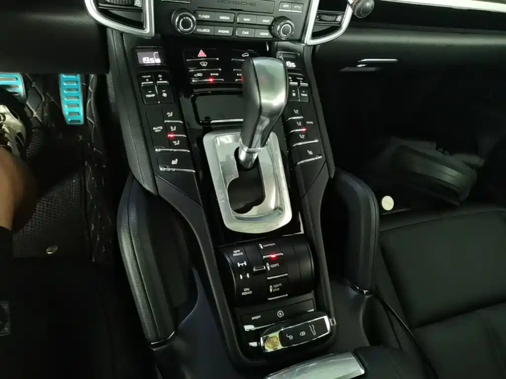 Porsche Cayenne 2017 — фото 14