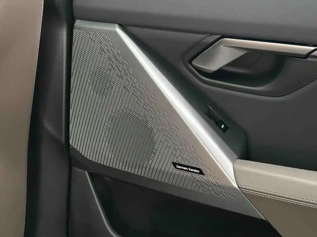 BMW 5 Series 2025 — фото 11