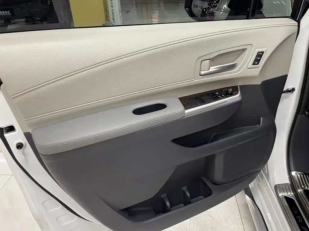 Toyota Granvia 2023 — фото 20