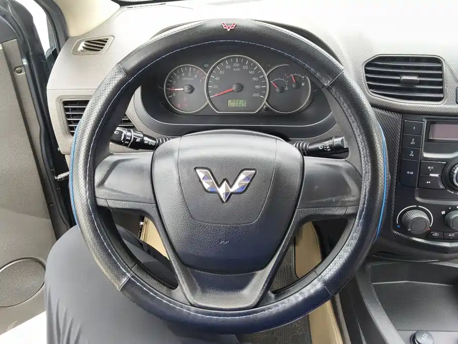 Wuling Hongguang 2015 — фото 15