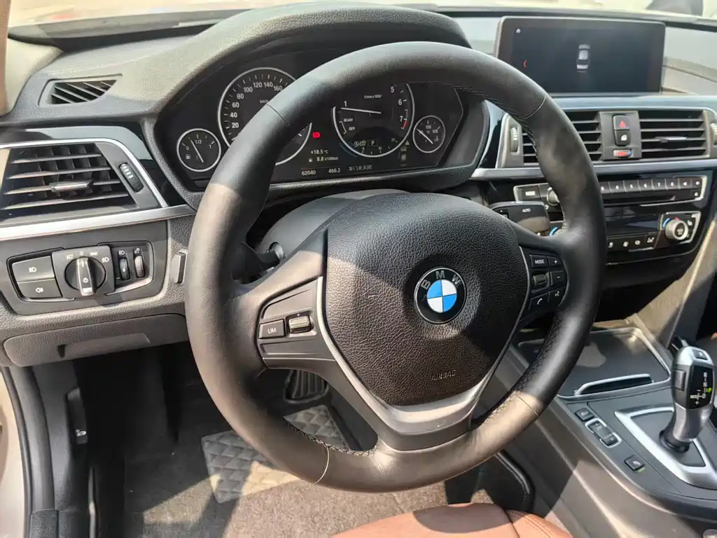 BMW 3 Series 2018 — фото 19