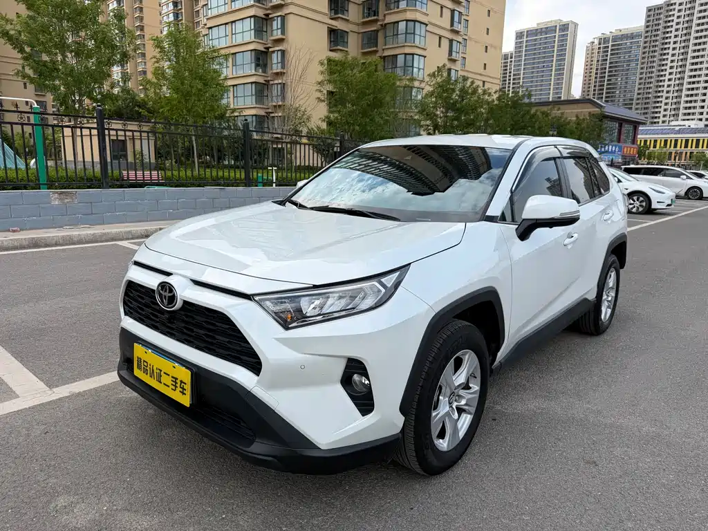 Toyota RAV4 2023 — фото 1
