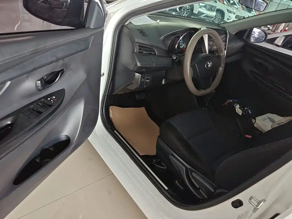 Toyota Yaris L 2019 — фото 16