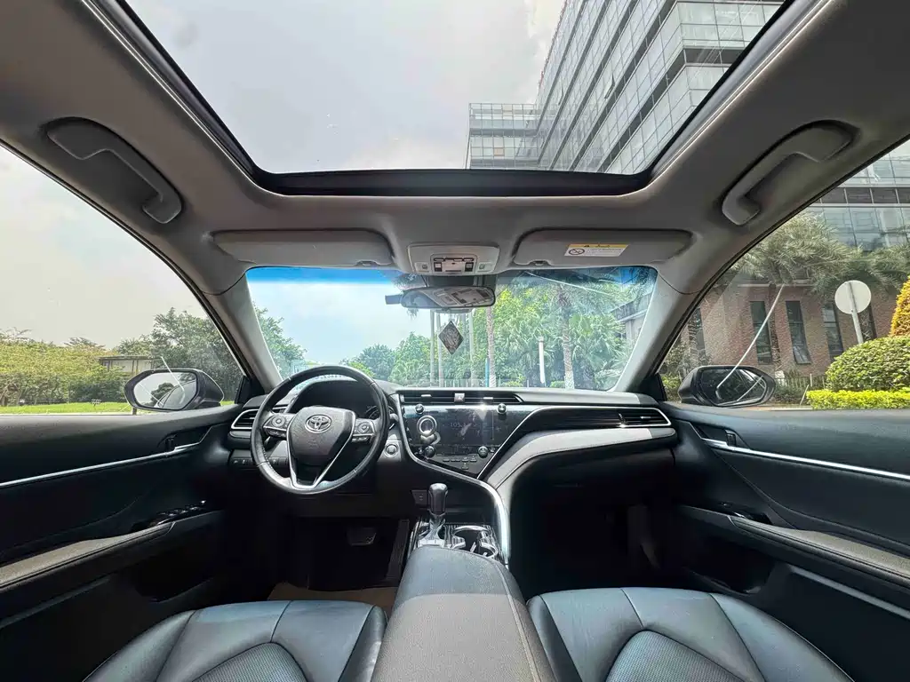 Toyota Camry 2019 — фото 9