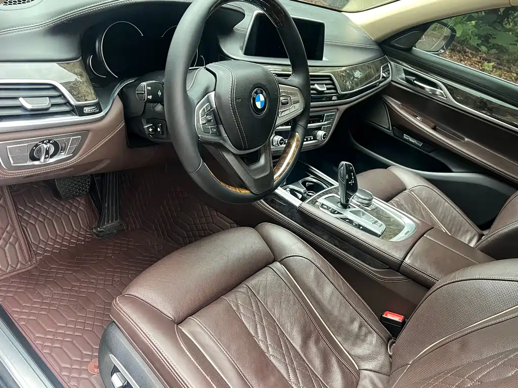 BMW 7 Series 2017 — фото 8