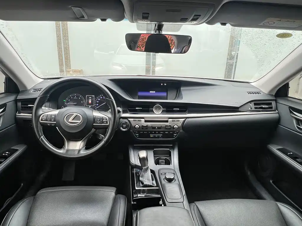 Lexus ES 2017 — фото 10