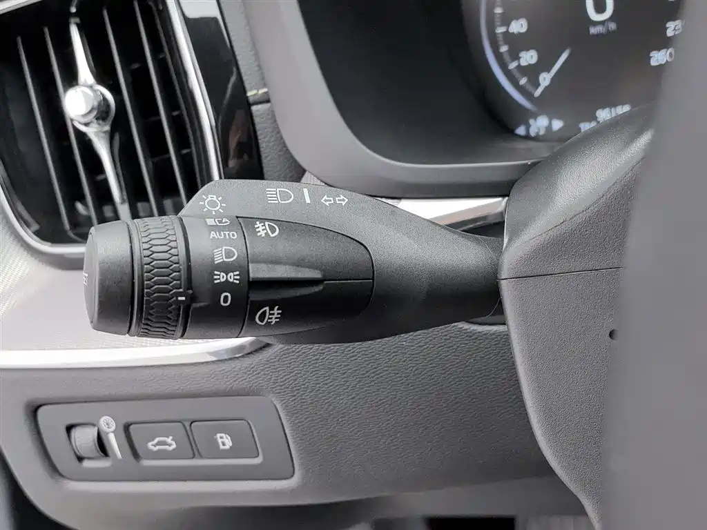 Volvo XC60 PHEV 2019 — фото 21