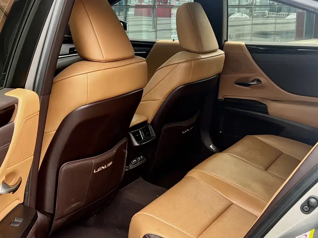 Lexus ES 2018 — фото 10