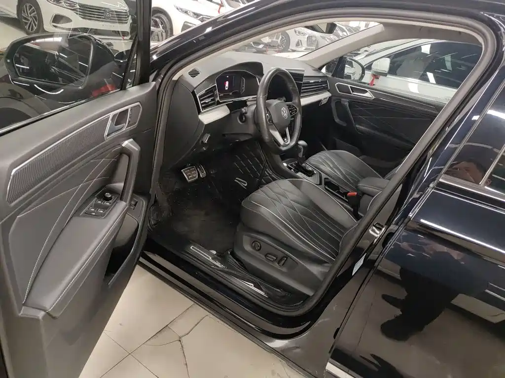 Volkswagen Tiguan L 2023 — фото 12