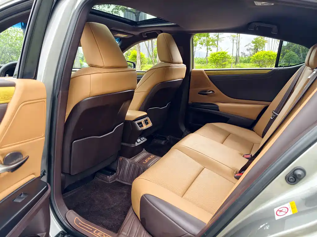 Lexus ES 2019 — фото 18