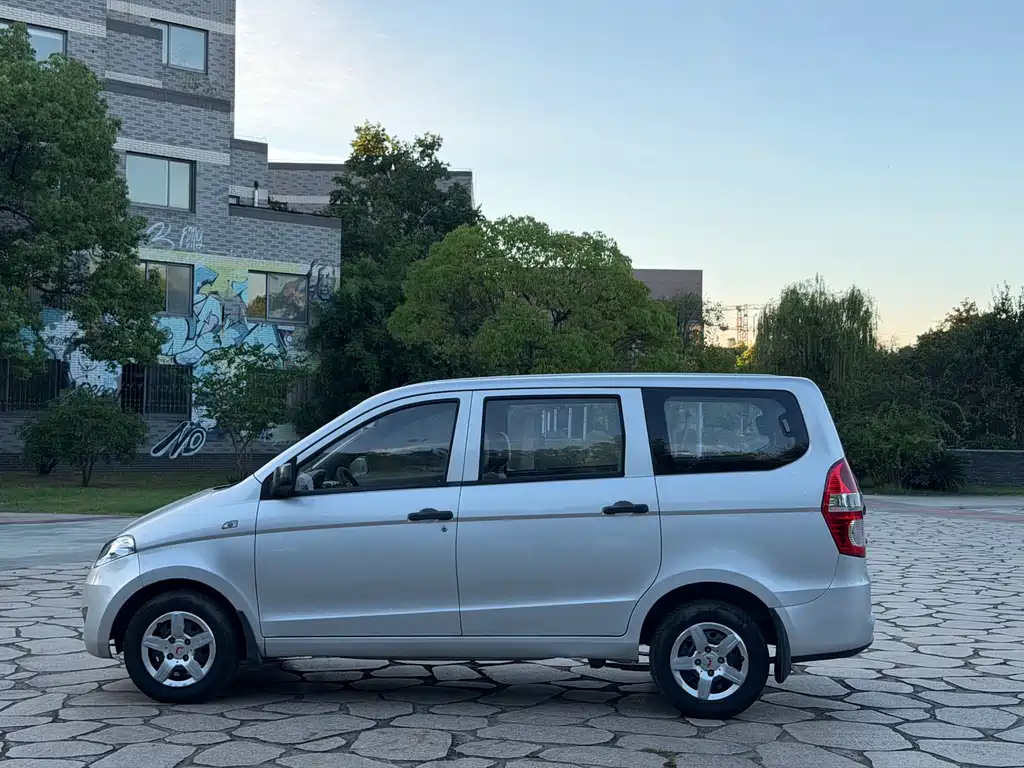 Wuling Hongguang 2015 — фото 8
