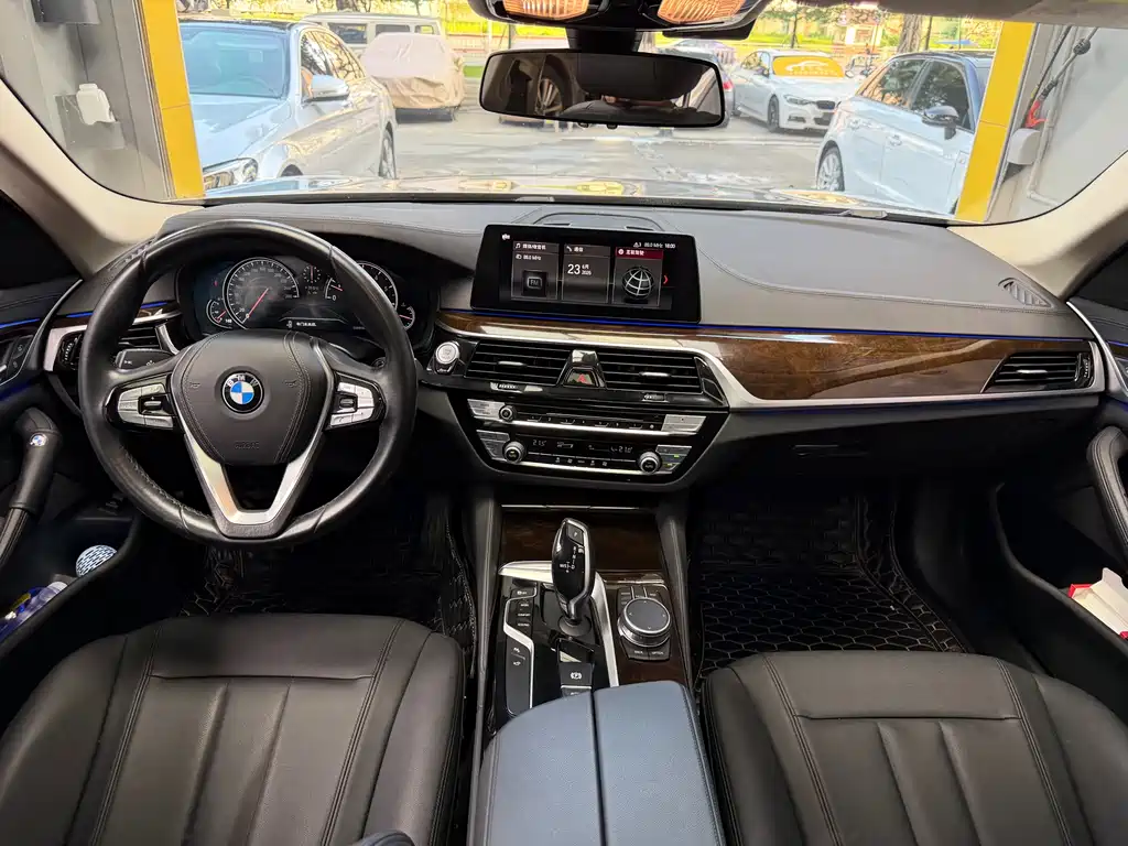 BMW 5 Series 2018 — фото 26
