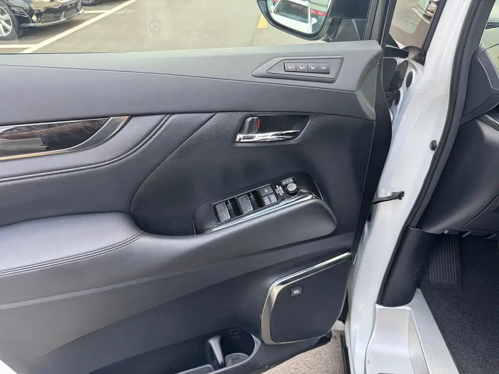 Toyota Vellfire 2023 — фото 11