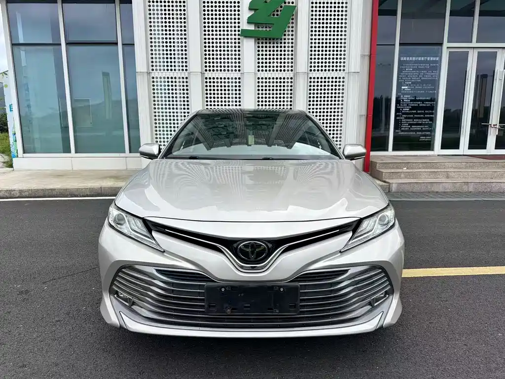 Toyota Camry 2019 — фото 2