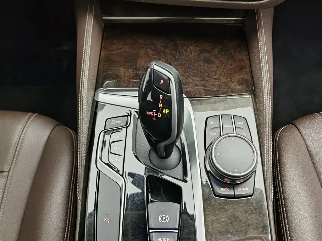 BMW 5 Series 2020 — фото 13