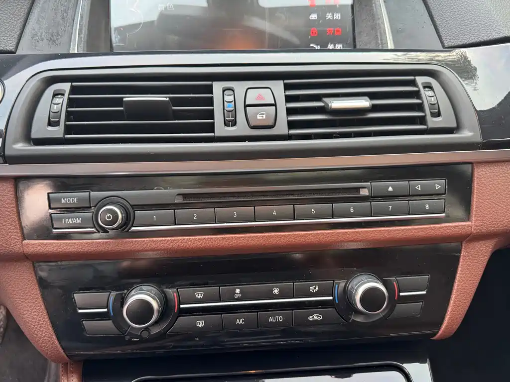 BMW 5 Series 2015 — фото 11