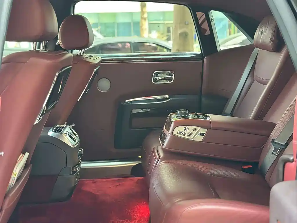 Rolls-Royce Ghost 2019 — фото 10