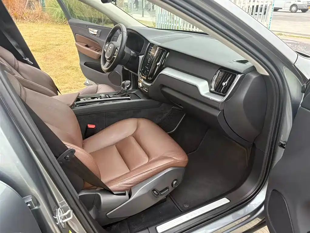 Volvo XC60 2020 — фото 10