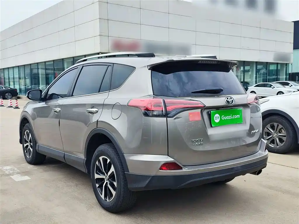 Toyota RAV4 2018 — фото 5