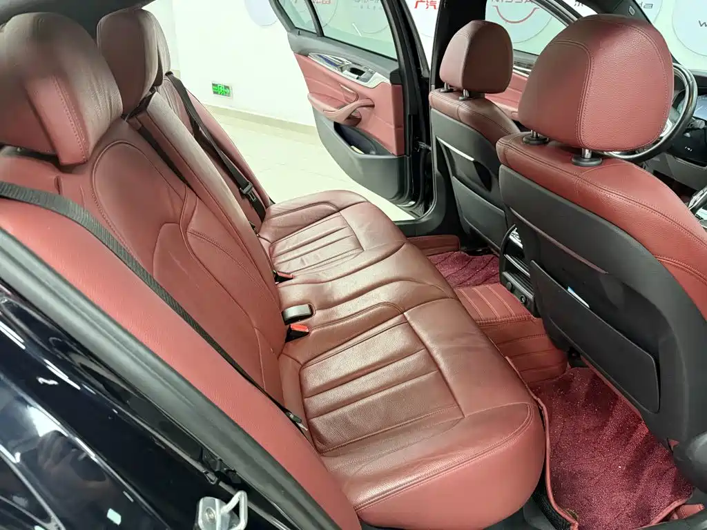 BMW 5 Series 2019 — фото 12