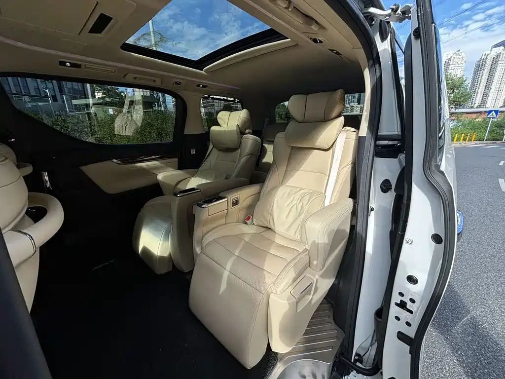 Toyota Alphard 2023 — фото 13