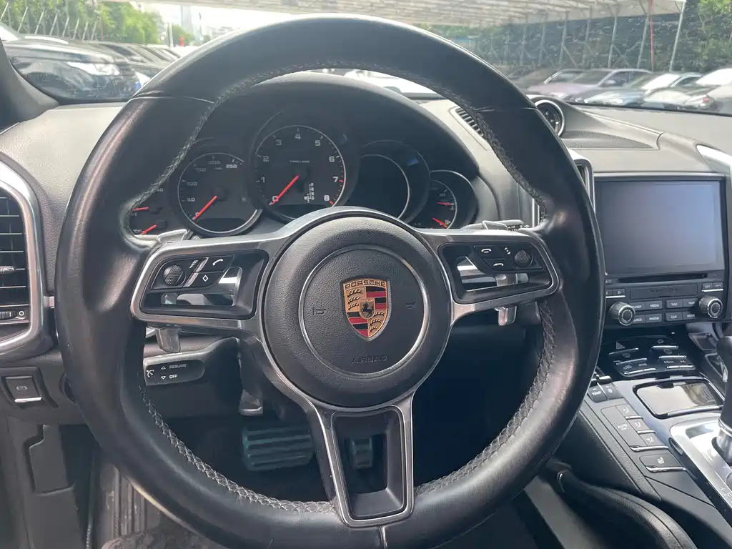 Porsche Cayenne 2017 — фото 18